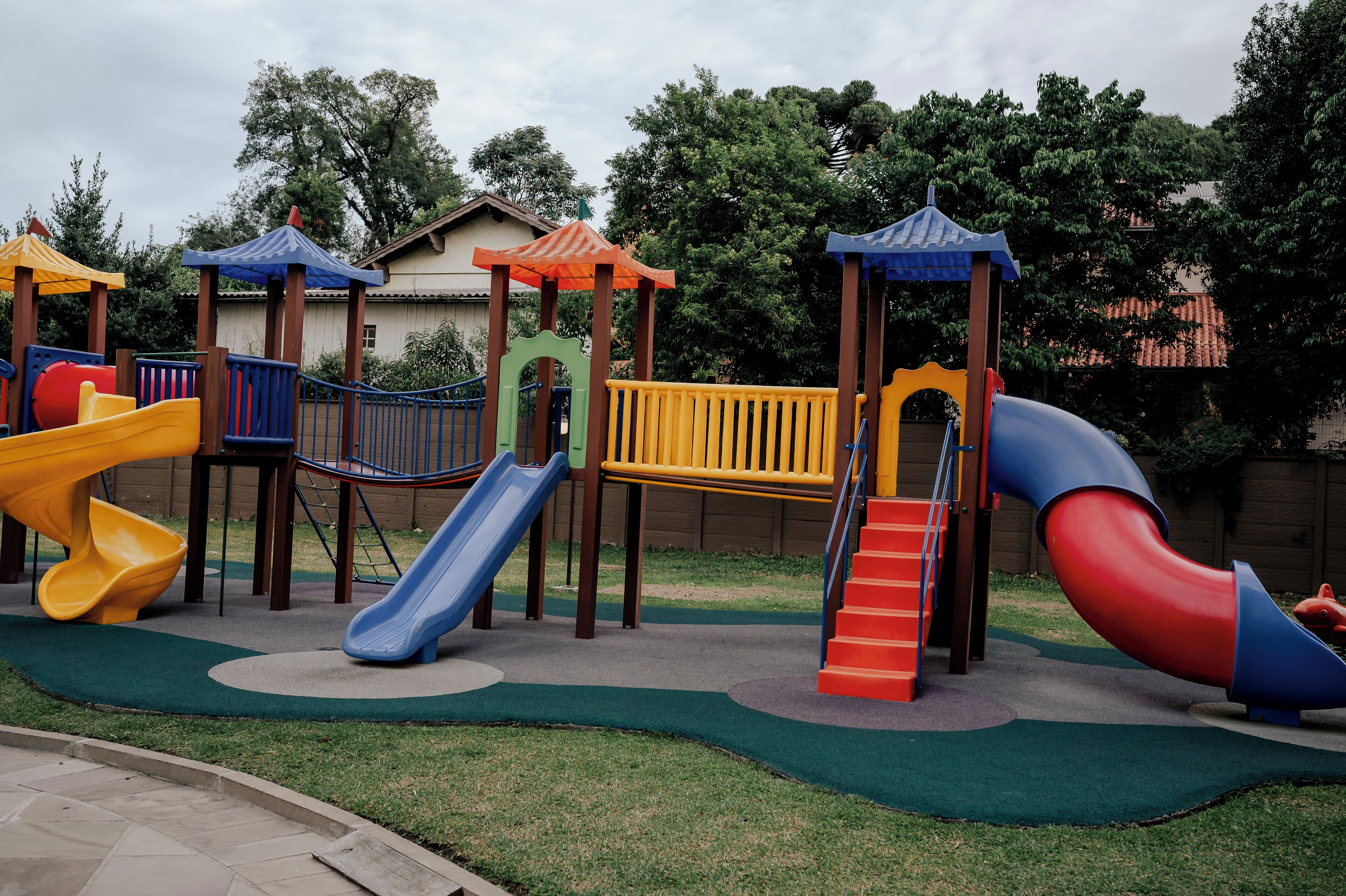 Un parque infantil con toboganes y estructuras para escalar.