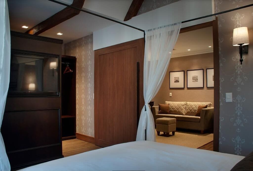 Minibar, desk, free WiFi, bed sheets