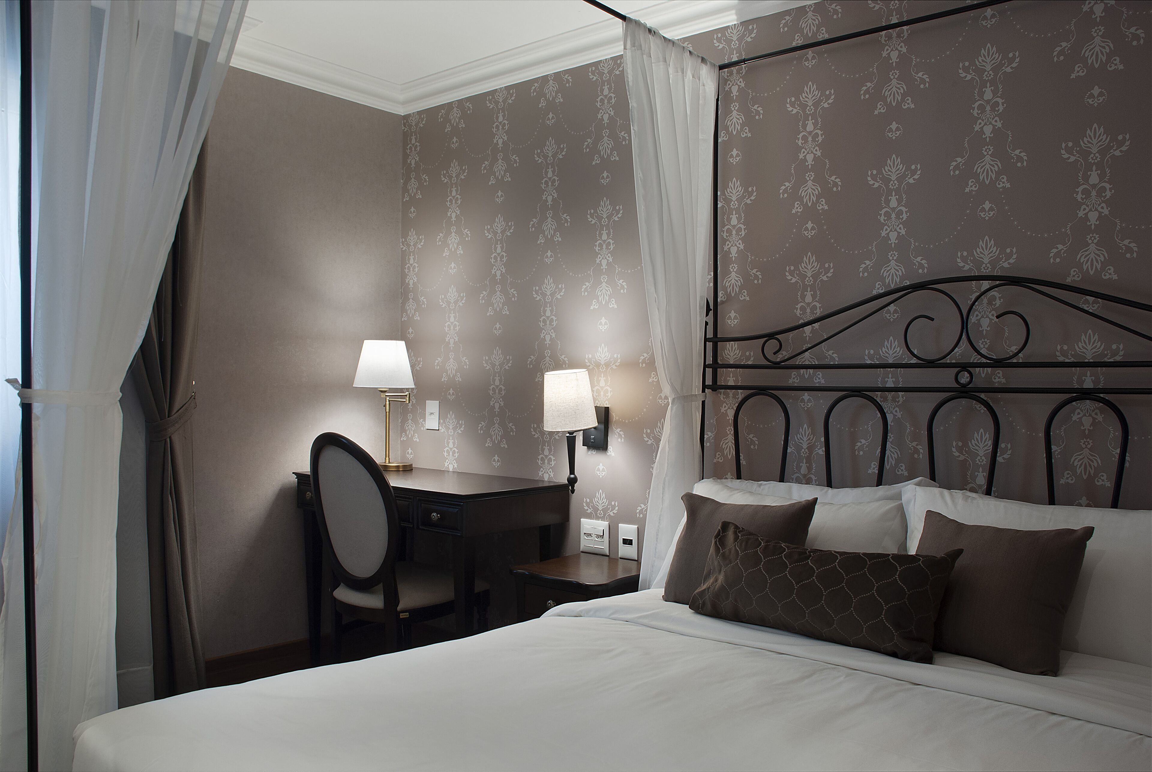 Standaard tweepersoonskamer | Een minibar, een bureau, gratis wifi, beddengoed