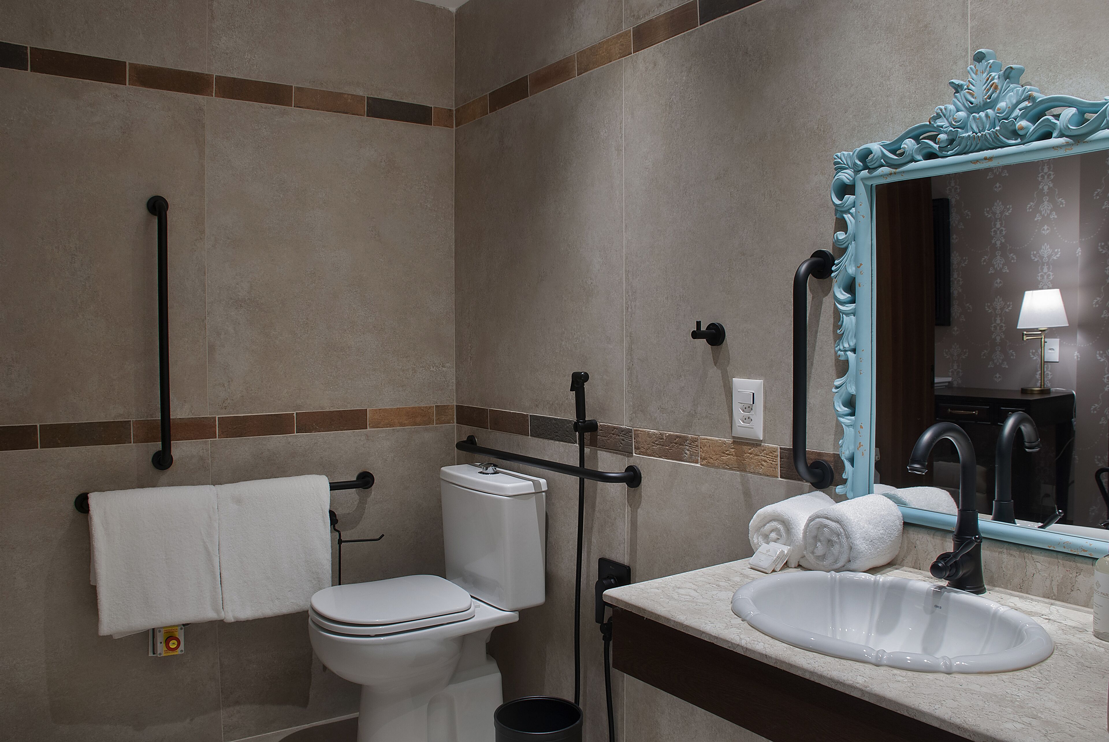 Ein Badezimmer mit Toilette, Waschbecken und Spiegel.