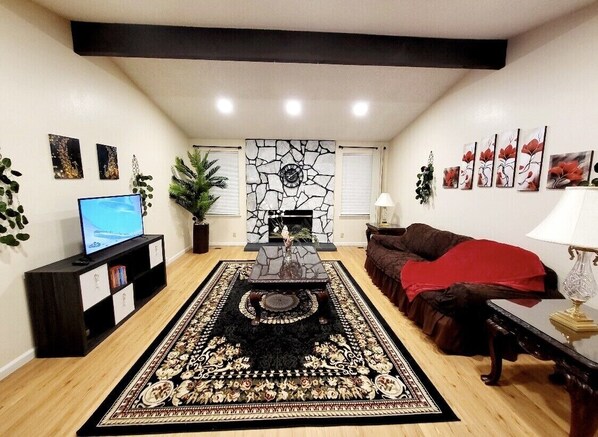 Smart TV, fireplace - Your Home Away From Home ! (Reno)