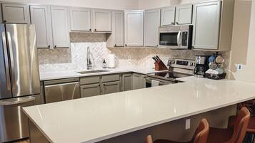 Refrigerador, microondas, horno y parrilla de estufa