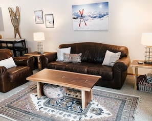 TV connectée, cheminée, livres