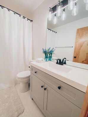 Ensemble douche/baignoire, sèche-cheveux, serviettes fournies, savon