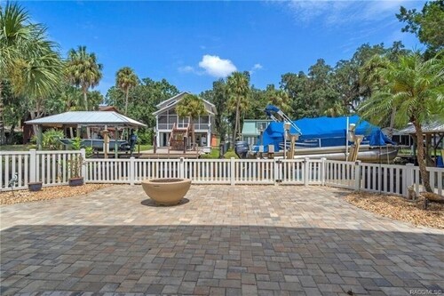 4 bedroom on deep water canal w/ boat dock. Ideal quiet location. 4 kayaks.
