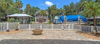 4 bedroom on deep water canal w/ boat dock. Ideal quiet location. 4 kayaks.