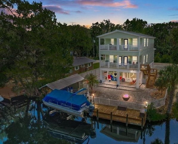 Exterior - 4 bedroom on deep water canal w/ boat dock. Ideal quiet location. 4 kayaks. (Homosassa)