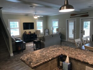 Smart TV, fireplace - 4 bedroom on deep water canal w/ boat dock. Ideal quiet location. 4 kayaks. (Homosassa)