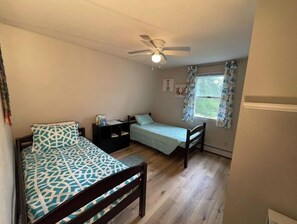 2 عدّة غرف نوم ومكتب وواي فاي مجانًا وملاءات أسرّة