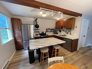 ثلاجة، ميكروويف، موقد طهي مسطح، غسالة أطباق