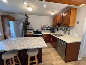 Réfrigérateur, micro-ondes, plaque de cuisson, lave-vaisselle