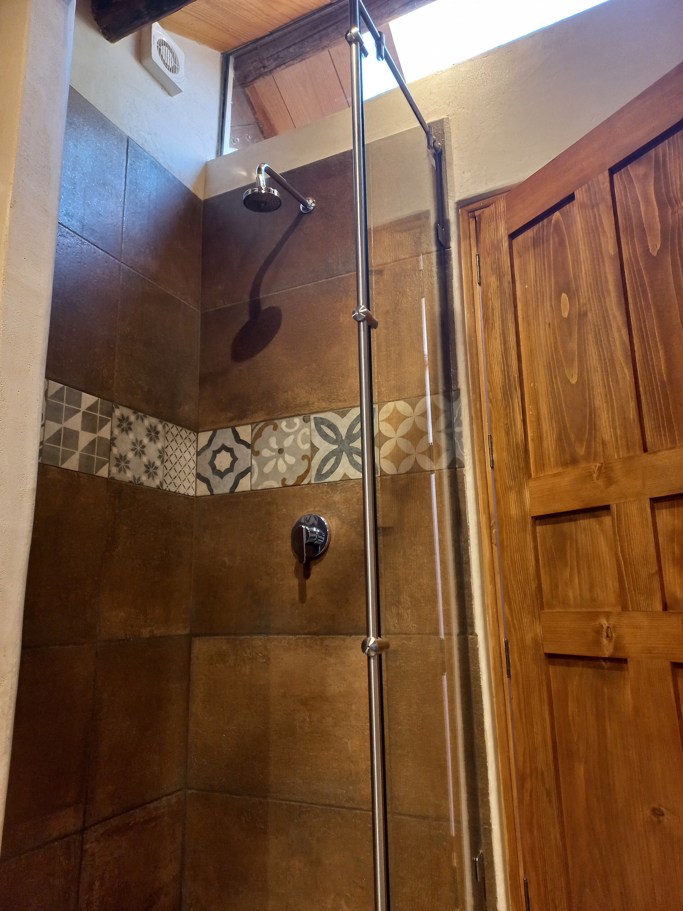 suite deluxe, 1 king | bathroom | shower, rainfall showerhead, hair dryer, towels