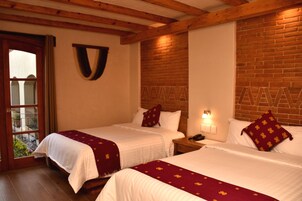 Habitación Deluxe doble, 2 camas dobles | Ropa de cama hipoalergénica y colchones Select Comfort