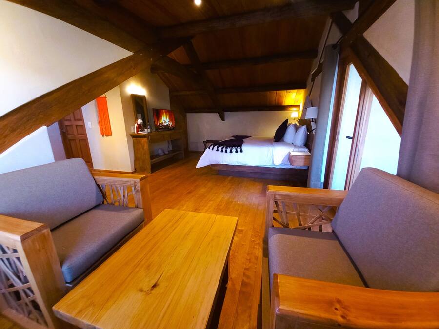 Master Suit, 1 King Bed | Living area