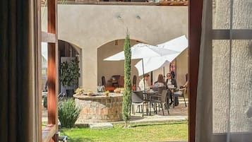 Habitación doble Deluxe, 2 camas matrimoniales | Terraza o patio