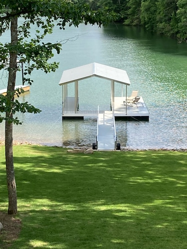 Lake Front, Pontoon Boat, Fire pit, Kayaks,Hot tub, Ping Pong, Dock