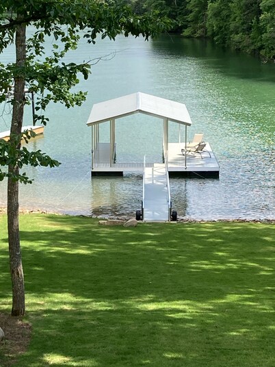 Lake Front, Fire pit, Kayaks, Hot tub, Ping Pong, Pontoon Rental Available