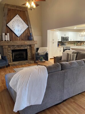 Smart TV, chimenea, reproductor de DVD y futbolito 