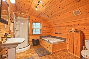 Shower, jetted tub, hair dryer, towels - Carriage House Cabin #2 - Near Three Rivers (Walhonding)