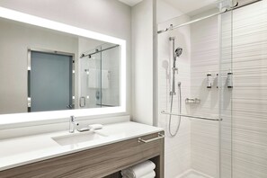 Regadera, regadera tipo lluvia, secadora de cabello, toallas 