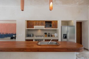 Fridge, microwave, oven, coffee/tea maker
