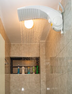 Douche, douche à « effet pluie »