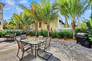 Outdoor dining - Endless Views | Walking Distance To Siesta Key Beach + Village w/ Rooftop Panoramic Views! (Siesta Key)