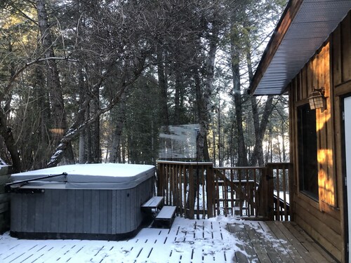 Panoramic Woodlands Retreat w Hot Tub; just walking distance to Lake Windermere