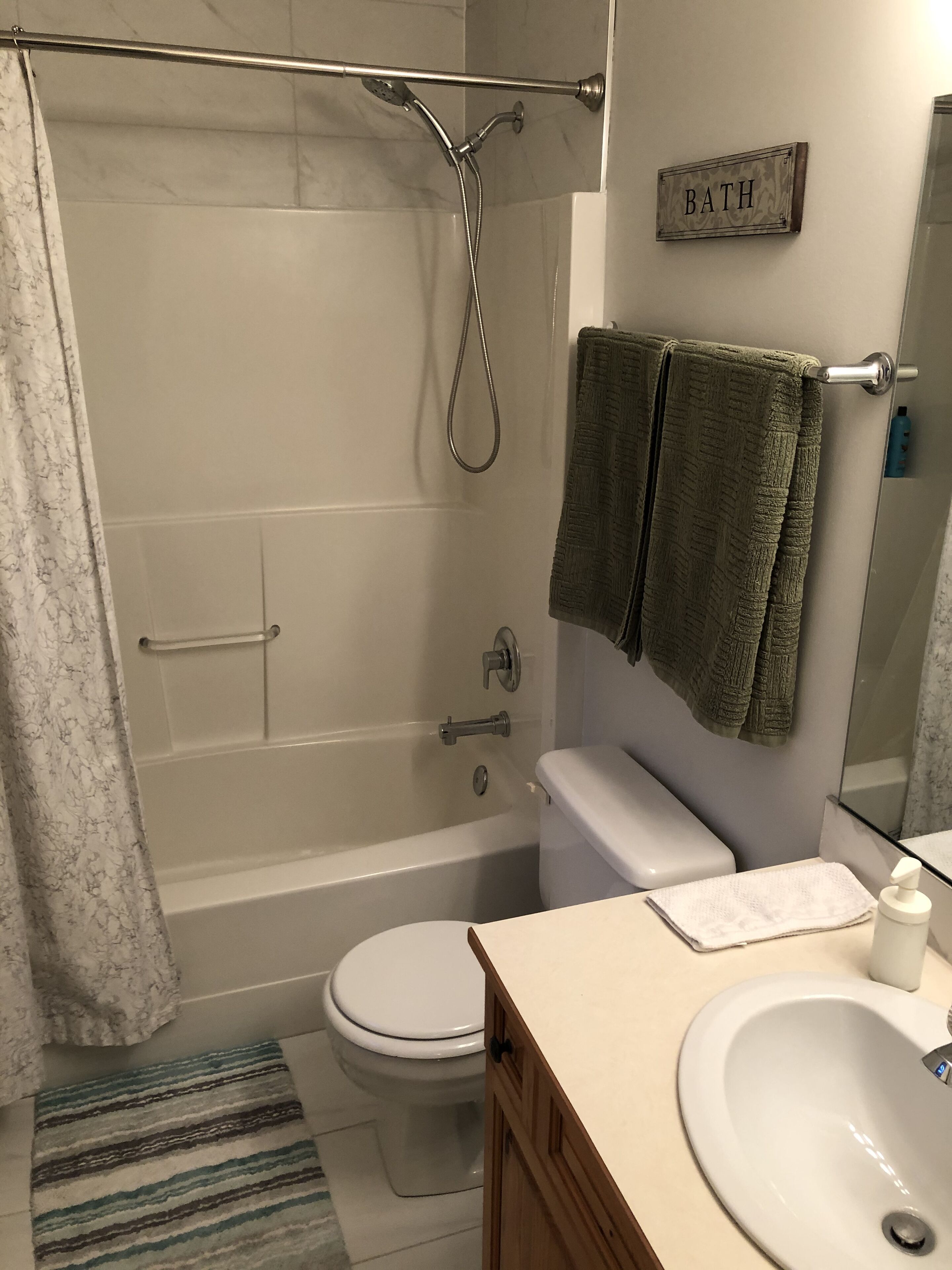 Un baño con bañera, inodoro y lavamanos.