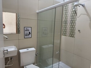 Shower, toilet paper - Casa Recife Pousada (Recife)