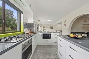 Køleskab, mikrobølgeovn, ovn, kogeplade