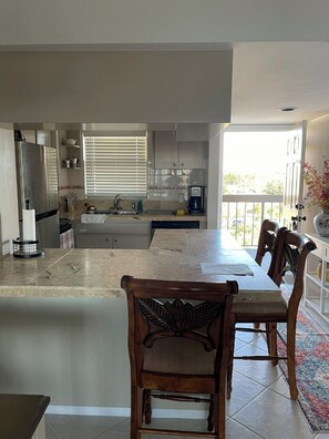 Microondas, lavavajillas, cafetera y tetera y utensilios de cocina