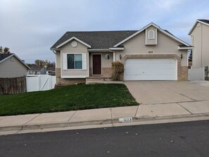 Exterior - Beautiful Large Residential Home ✔ ✔✔✔✔✔ (Layton)