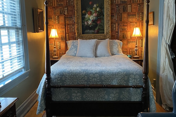 Classic Room, 1 Queen Bed, Non Smoking, Refrigerator | Individually decorated, individually furnished, laptop workspace