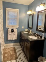 Habitación Signature, 1 habitación, no fumadores, chimenea | Baño | Ducha y bañera combinadas y artículos de higiene personal de diseño