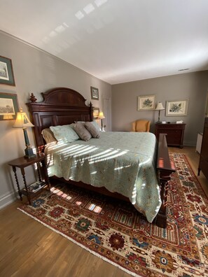 Superior Room, 1 King Bed, Non Smoking, Refrigerator | Individually decorated, individually furnished, laptop workspace - Inn at 605 (Williamsburg)