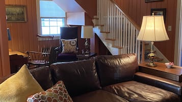 Signature Room, 1 Bedroom, Non Smoking, Fireplace | Individually decorated, individually furnished, laptop workspace