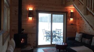 Smart TV, caminetto, lettore DVD, libri