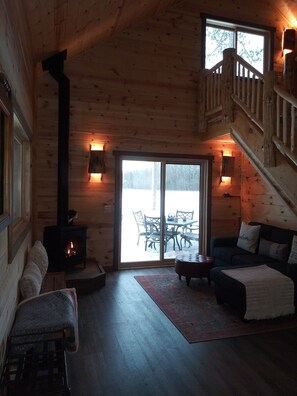 Smart-tv, een open haard, een dvd-speler en boeken