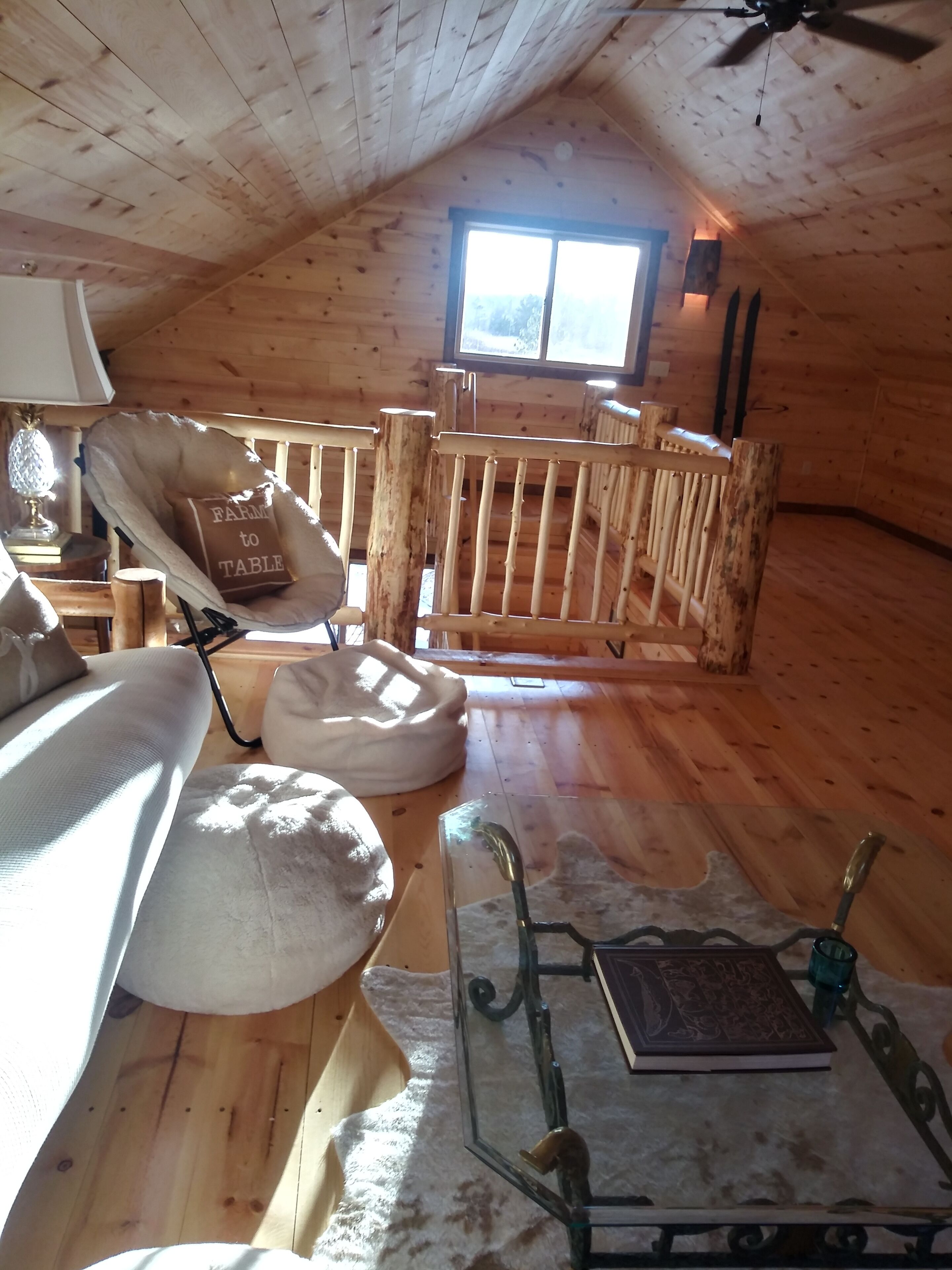 Smart-TV, Kamin, DVD-Player, Bücher