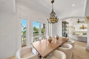 Dining - Private Beach access 2 min walk, Private Pool 6 seater golf cart and bikes on 30A (Inlet Beach)