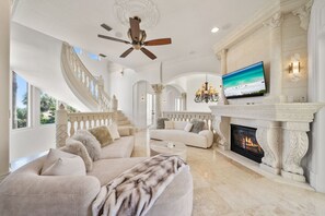 Smart TV, fireplace - Private Beach access 2 min walk, Private Pool 6 seater golf cart and bikes on 30A (Inlet Beach)