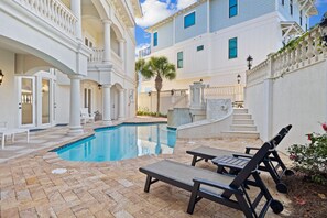 Alberca climatizada y camastros 