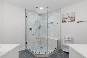 Combined shower/tub, jetted tub, hair dryer, towels