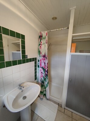 تجهيزات دش، مجففات شعر، مناشف، صابون