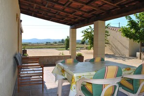 تناول الطعام بالخارج