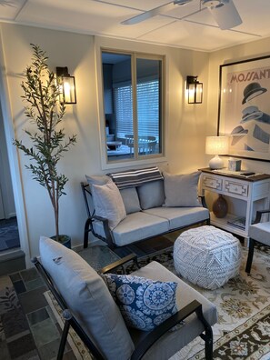 Smart TV, fireplace - The Rossie Charmer- A 3 bdrm Mystic Getaway- Children 16+ welcome (Mystic)