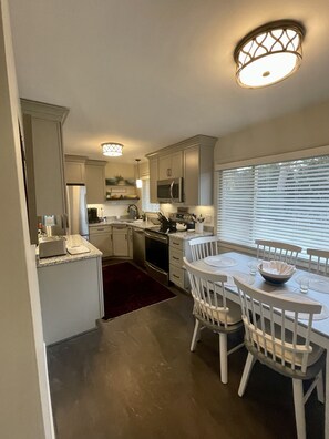 Fridge, microwave, oven, stovetop - The Rossie Charmer- A 3 bdrm Mystic Getaway- Children 16+ welcome (Mystic)