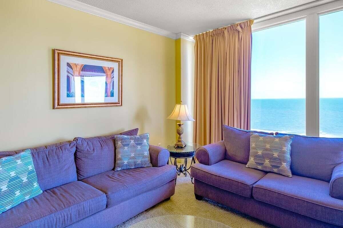 Appartement, Meerdere bedden, balkon, uitzicht op zee (Sienna Unit 0904) | Woonruimte | Een 42-inch flatscreentelevisie met digitale zenders