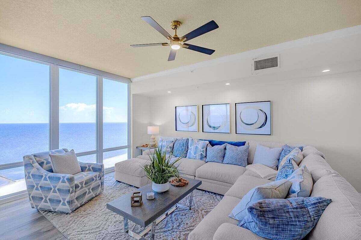 Condo, várias camas, sacada, vista para o oceano (Sienna Unit 0906 - No Pets Allowed) | Área de estar | TV de tela plana 42 polegadas com canais digitais